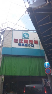�s��
